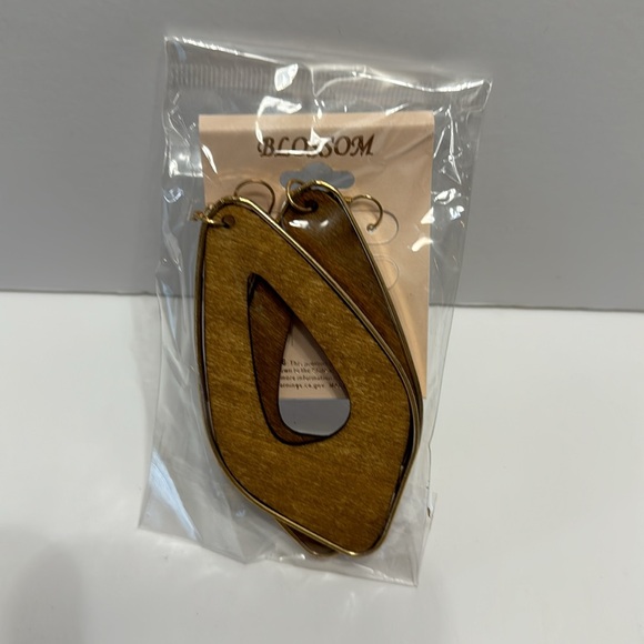 Blossom (Set of 3) Light Brown Earrings Gold trim & New in Package - Picture 7 of 17